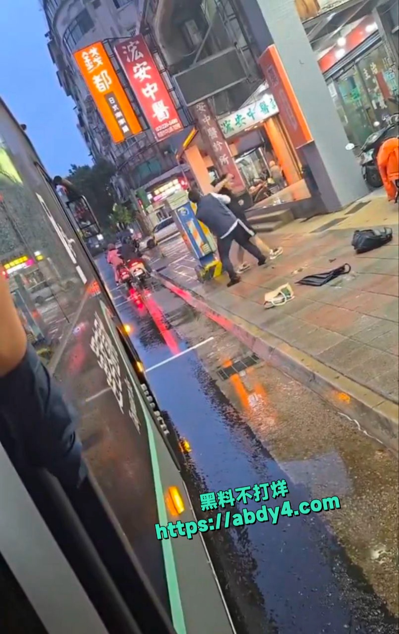 桃园中山突发一货车司机与高中生互殴 3