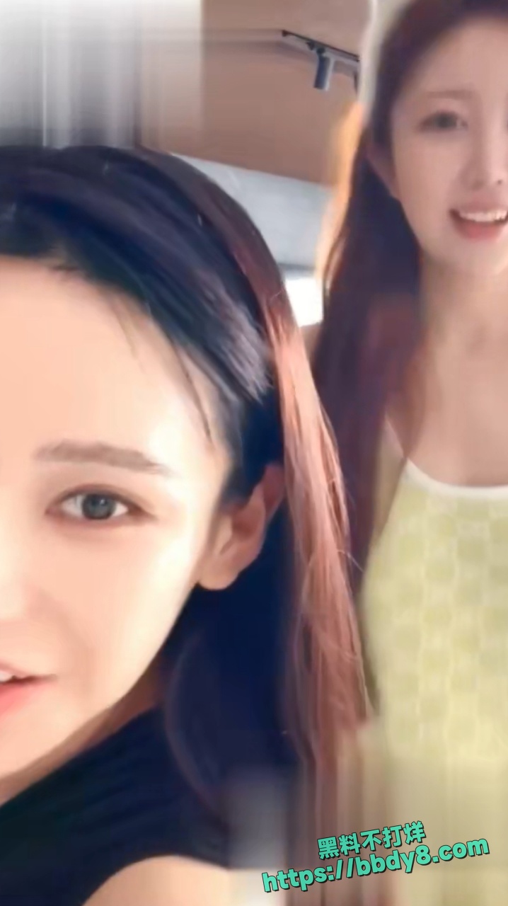 美女主播弯腰无意露了乳头10