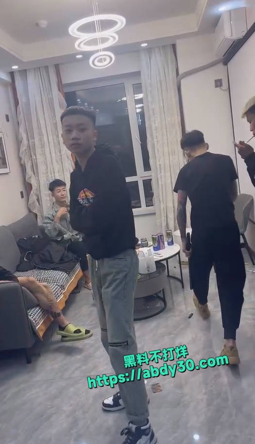 黄毛精神小伙捉奸现场视频流出 6