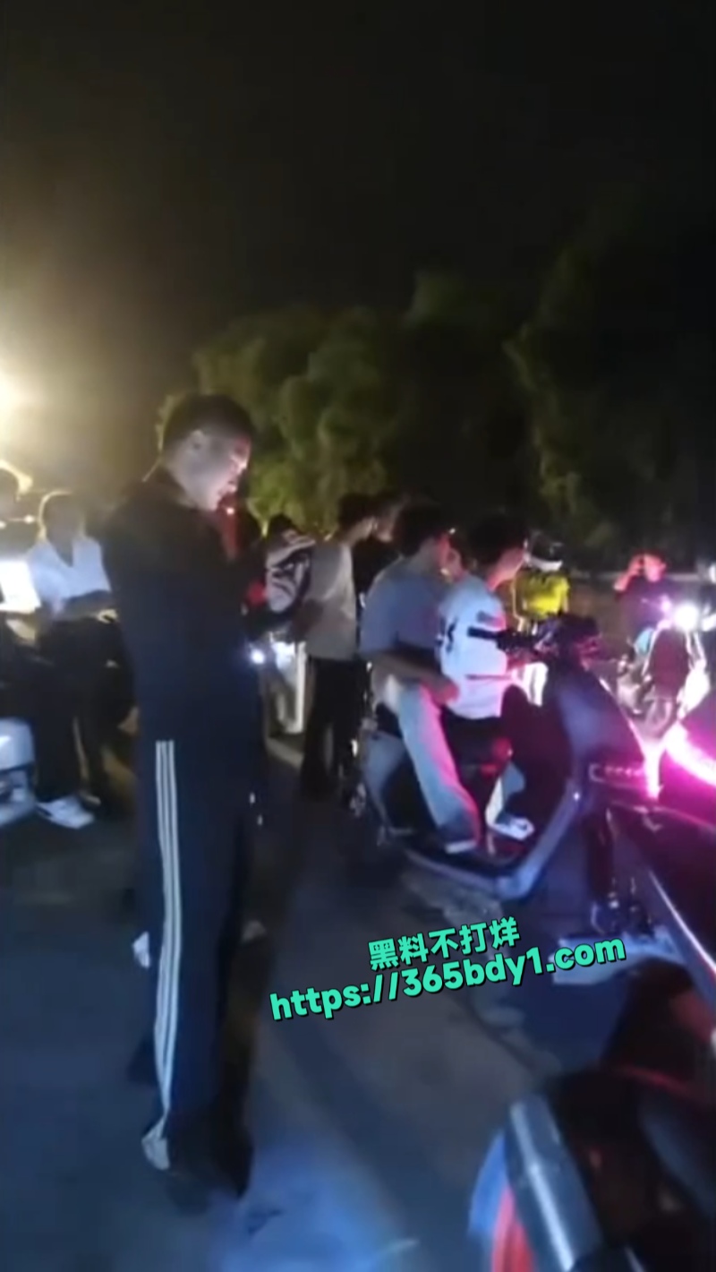 精神小伙找女的借钱租车4