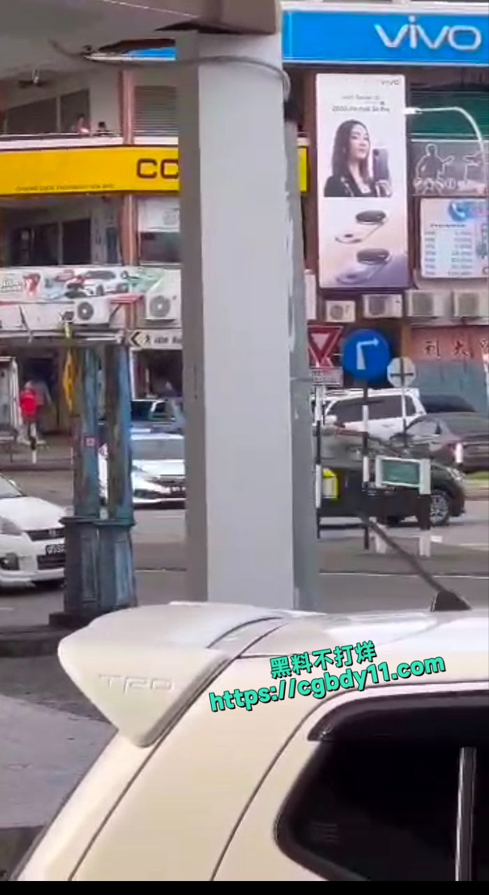 肥婆裸奔挑衅警察 (3).jpg