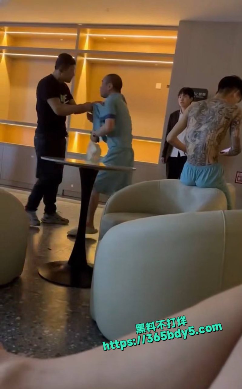 秃顶哥拿走内裤4