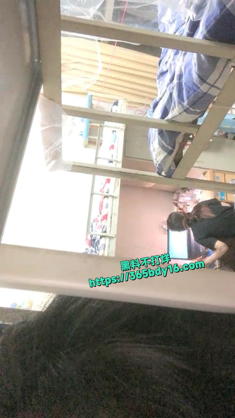 宁波大学生赵臻华宿舍大尺度直播1
