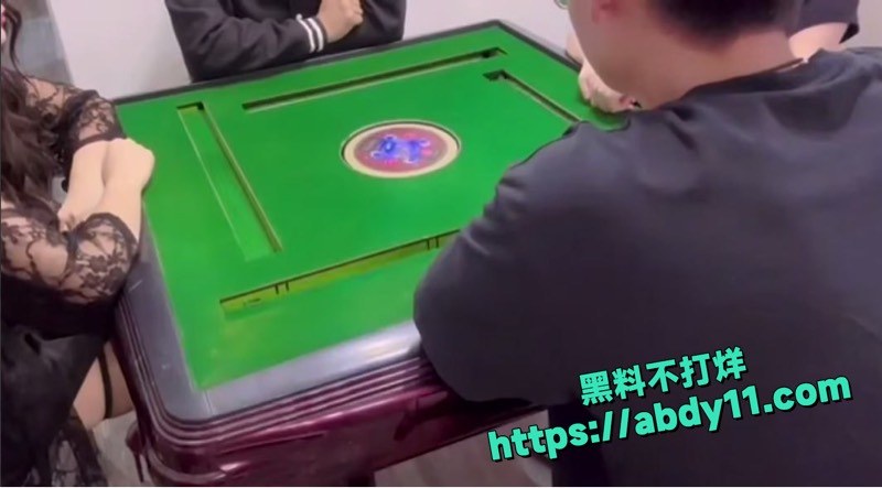 周末学姐家打麻将她黑丝脚桌下挑逗9