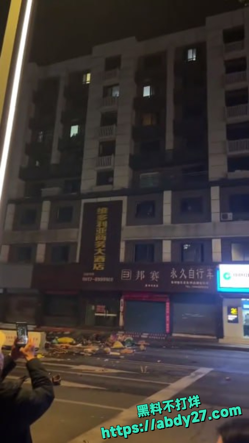 夫妻争吵男子情绪失控抛物1