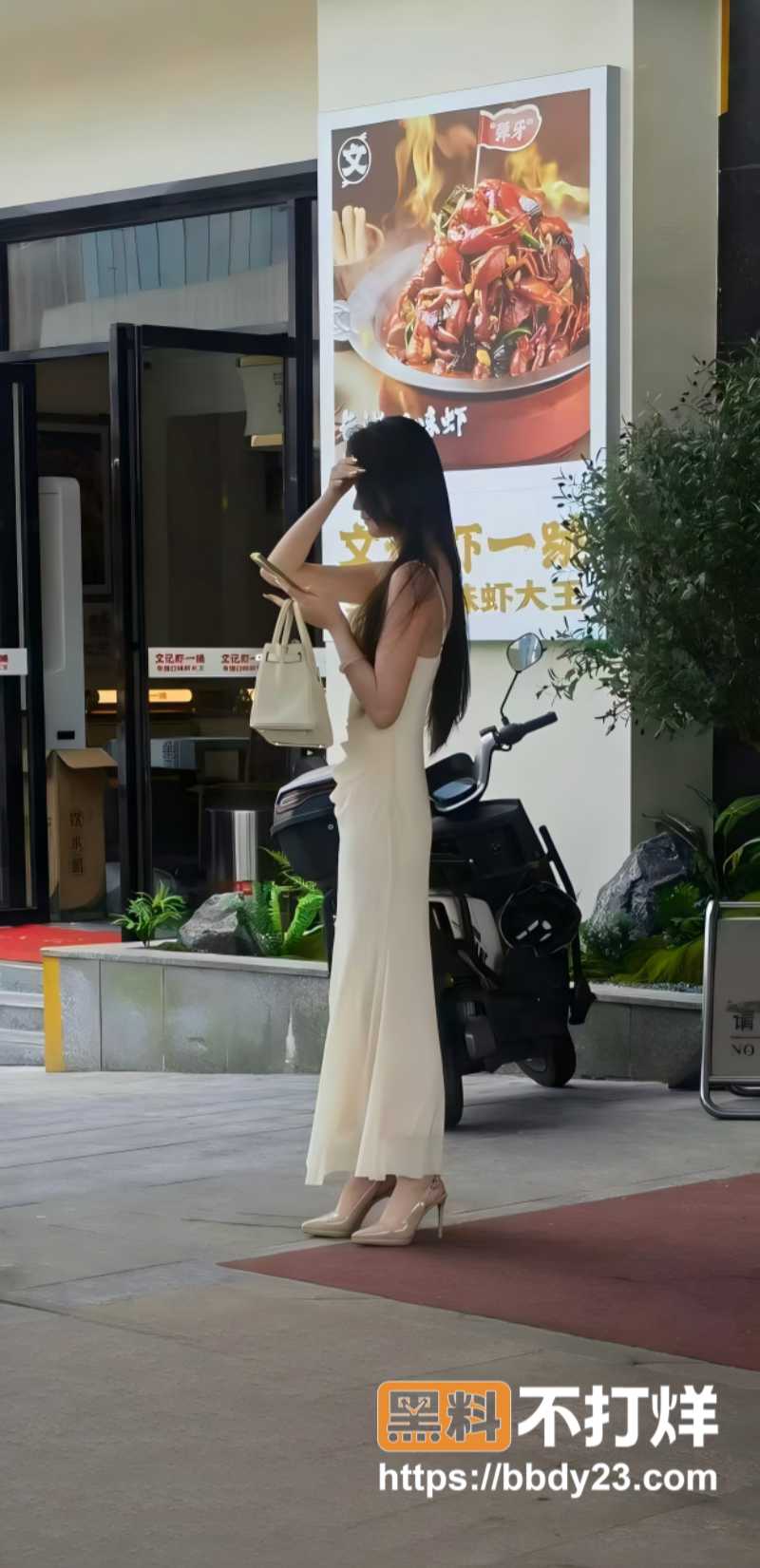 邵阳原配抓小三白色裙子街头抓小三