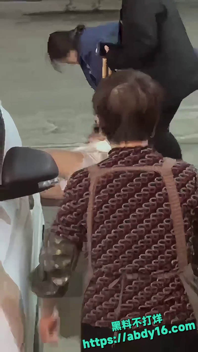 原配街头暴打小三撕衣4