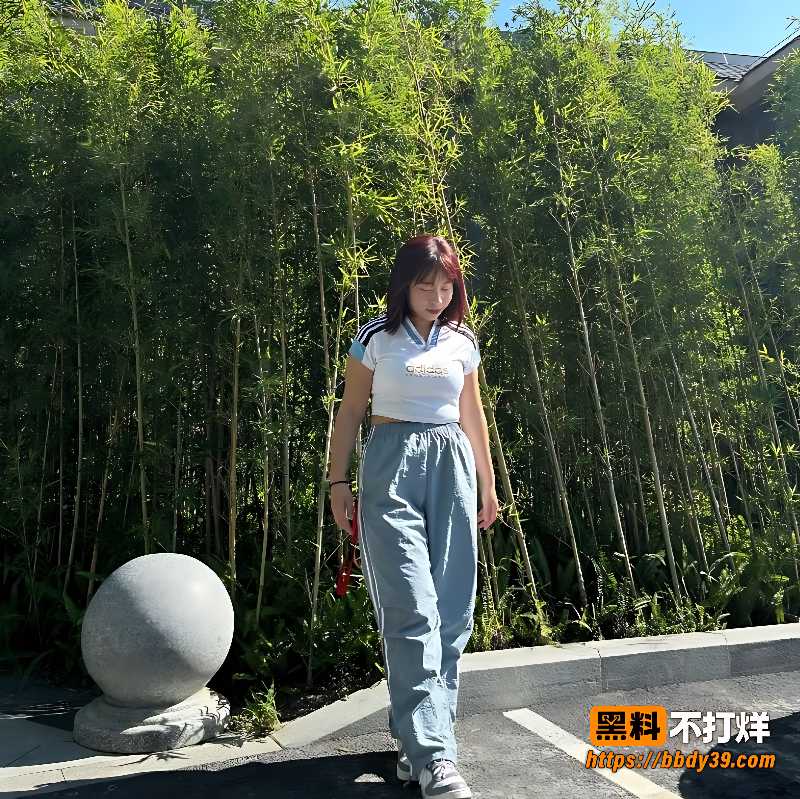 趴在床上摸屁股
