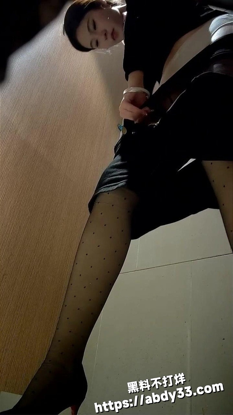 偷拍黑丝少妇美腿美逼诱惑 6