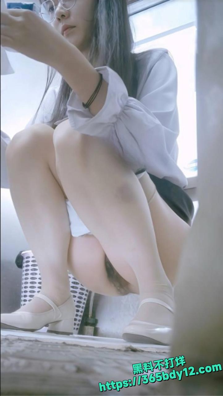 偷拍大神潜入女厕捕捉小姐姐放尿3.