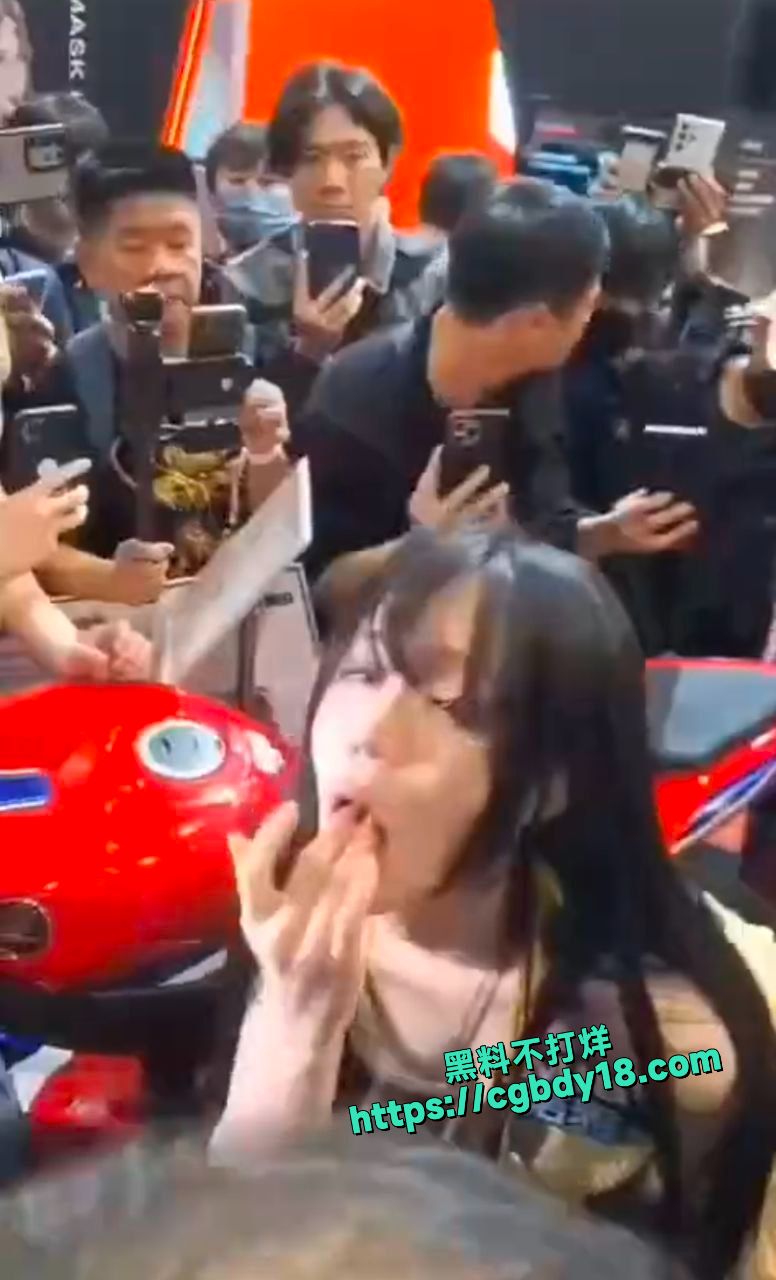 鸡再就业当车模，这也太骚了6