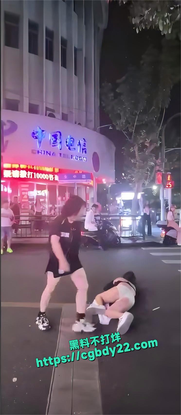 温州龙湾永中路原配当街暴打小三无码版1