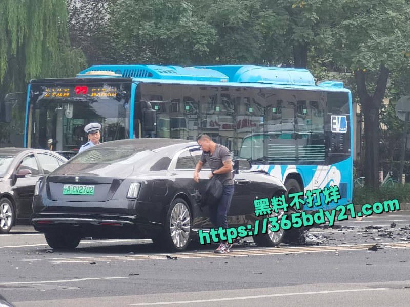 抖音知名车评人陈震逆行车祸2
