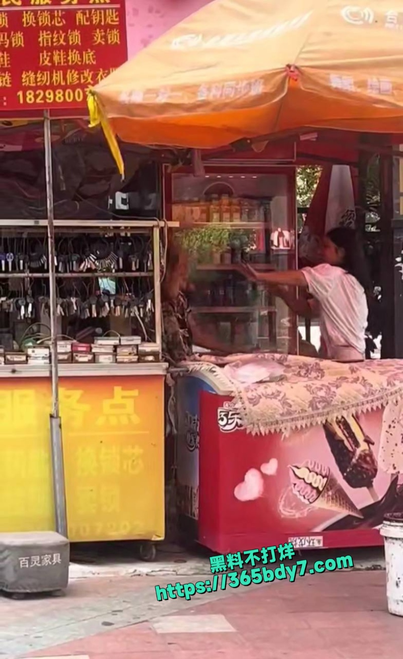 男的出轨原配打小三1