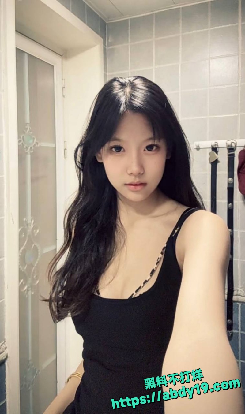 李舒瑶三年变大骚逼视频12