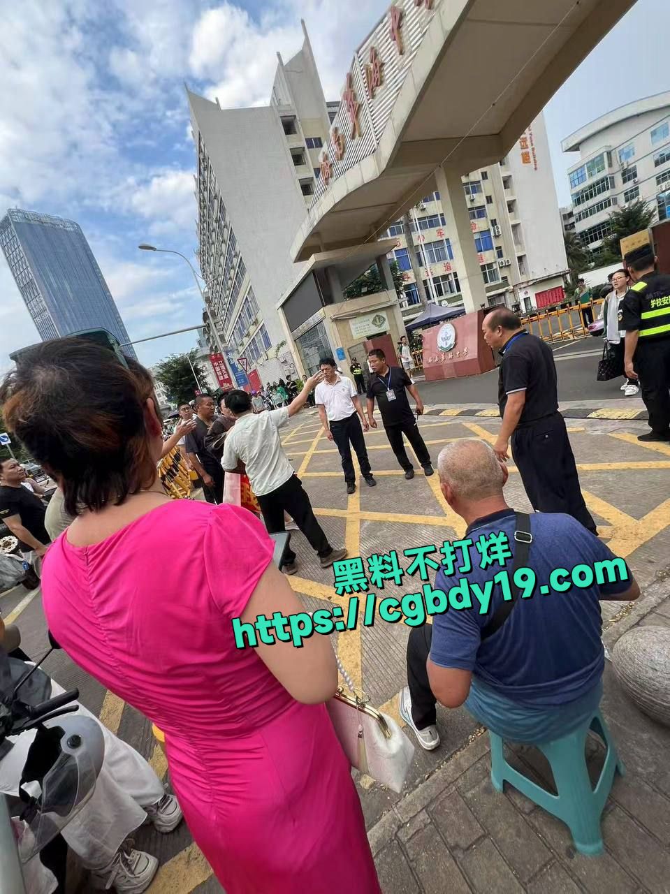 华海中学校园霸凌，小孩自杀，家长拉横幅10