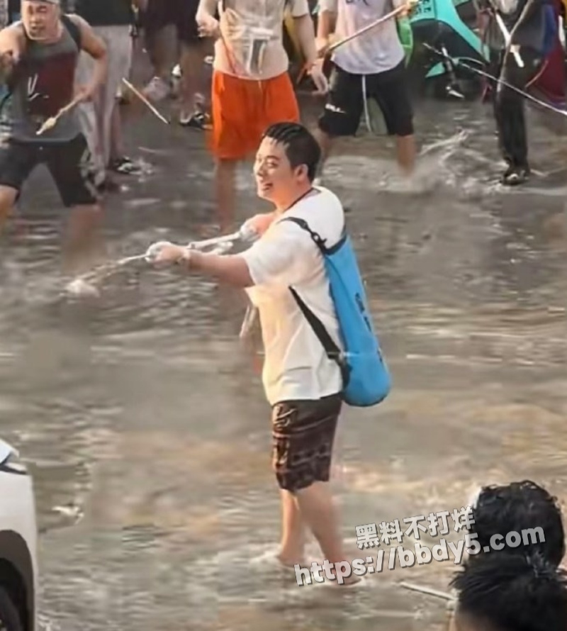 云南西双版纳景洪市的泼水节5