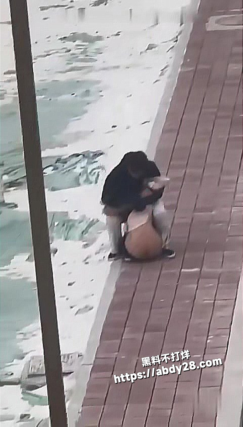 情侣吵架女生情绪失控
