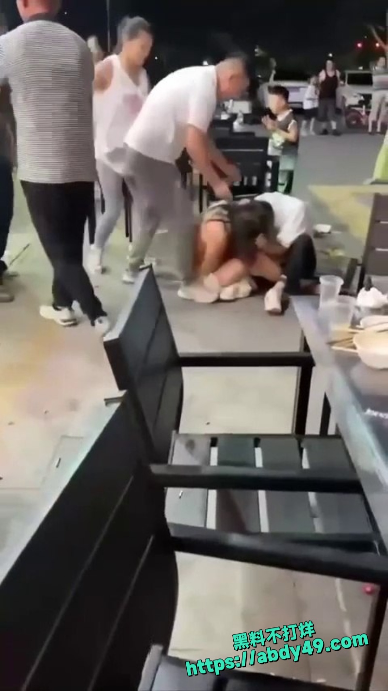 姐妹打架 衣服全被扯掉 3