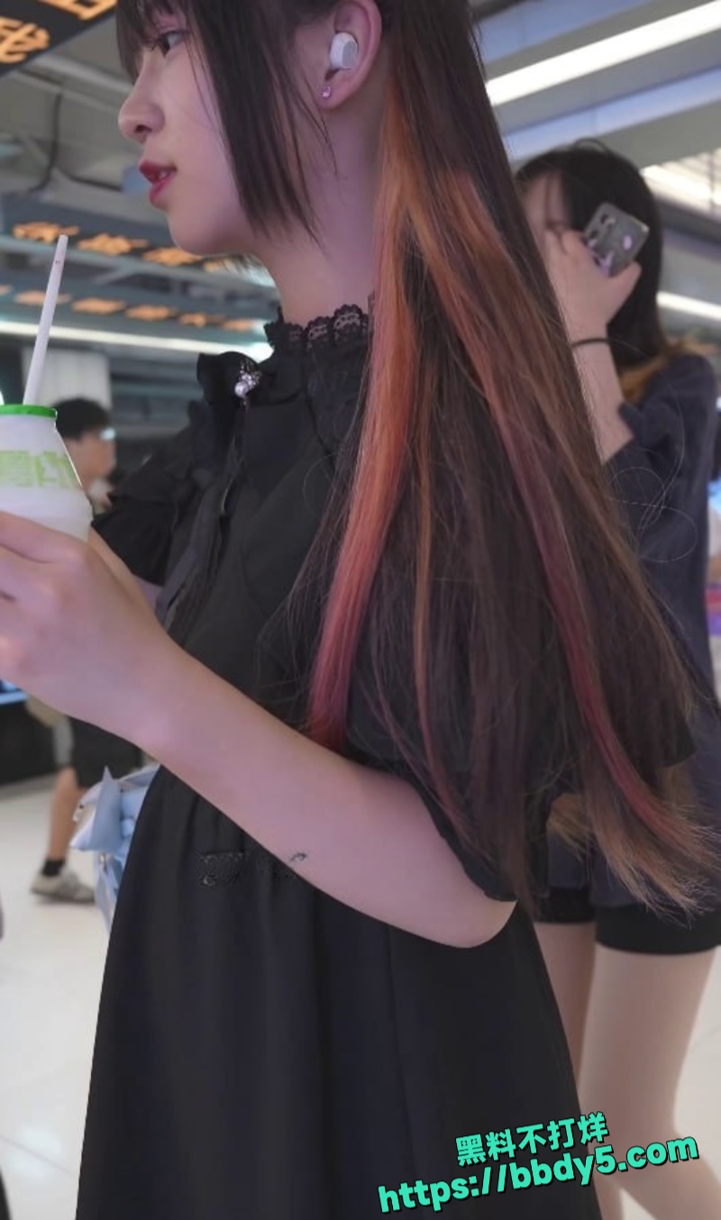 街拍抄底高颜值黑裙双马尾4