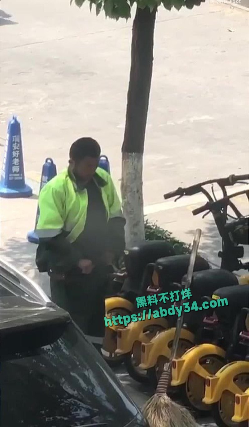 大爷公共场所拿扫把打飞机2