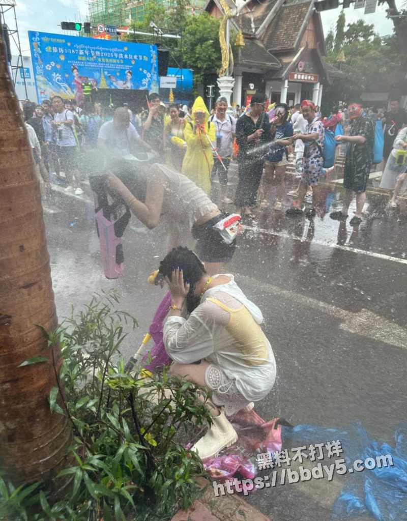 云南西双版纳景洪市的泼水节16