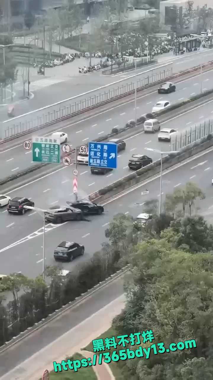 南京 栖霞大道 蔚来 比亚迪新能源 车祸 2