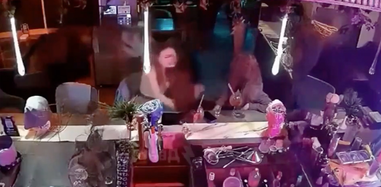 俄罗斯酒吧惊魂 21岁女子拒纠缠扇耳光 惨遭酒瓶砸头血染衣