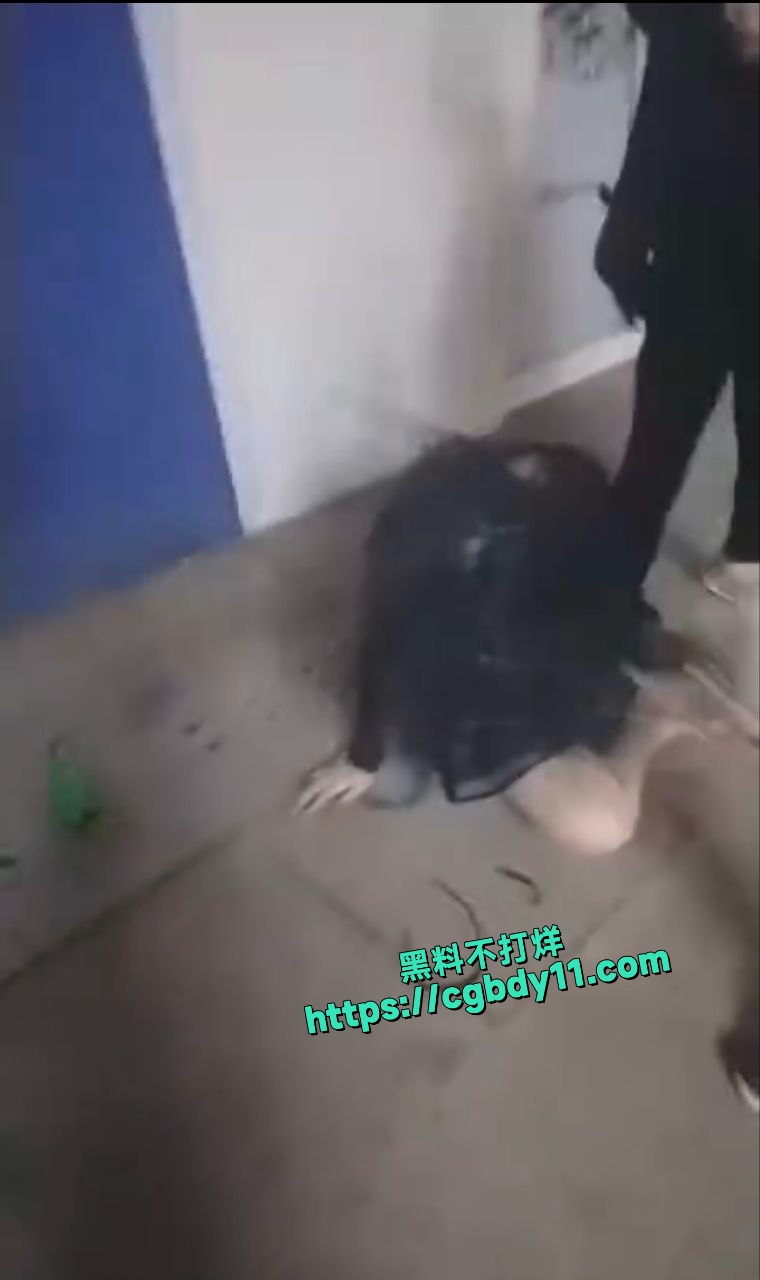 精神小伙 和精神小妹 干架3.jpg