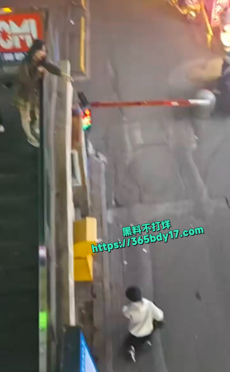 吉林四平市一男子被女友调教跪地移动2