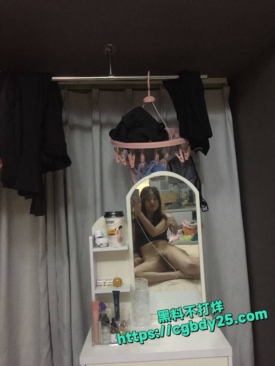 广西河池精神小妹叶依依出租屋淫乱13