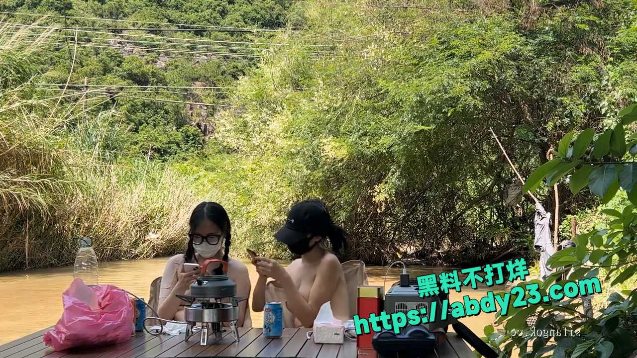 双女全裸 野外露营休闲 7