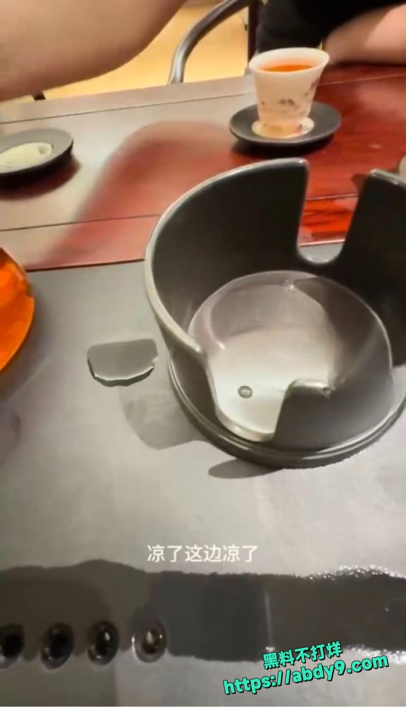 姐姐穿黑丝在朋友家操 4