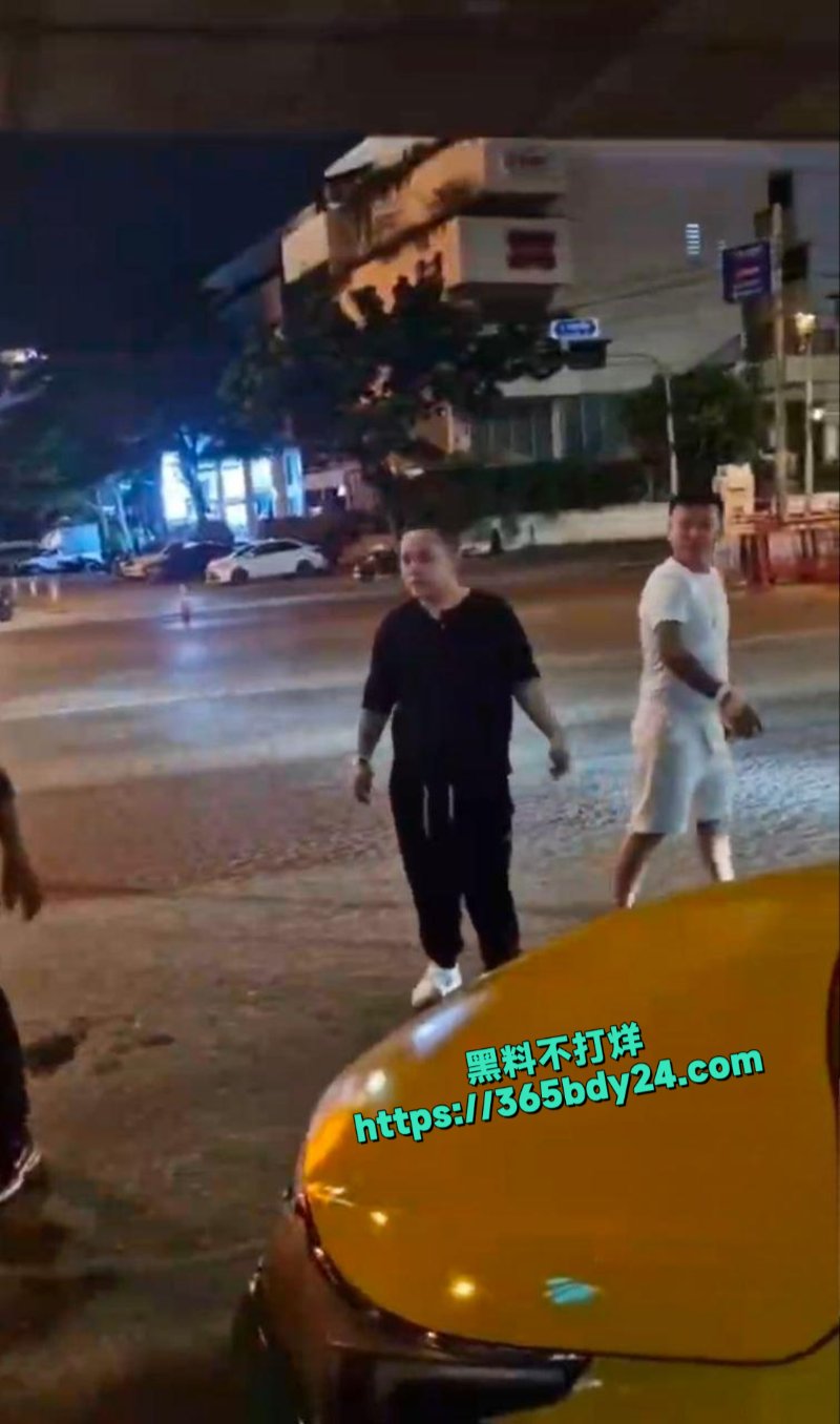 中国男子喝醉酒给泰国人下跪3