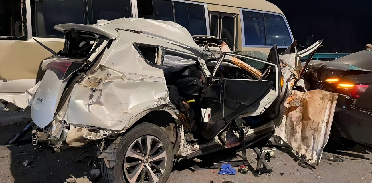 河北崇礼发生大型车祸现场 吊车失控连撞16车 13人受伤3人重伤 现场触目惊心