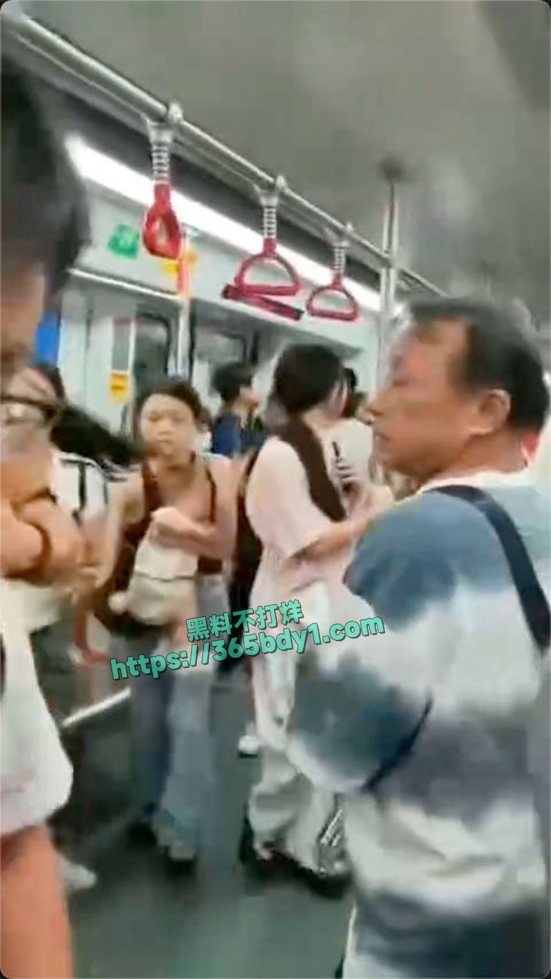 广州地铁晓港站一男子突发精神疾病持刀在车厢内胡乱挥舞 7