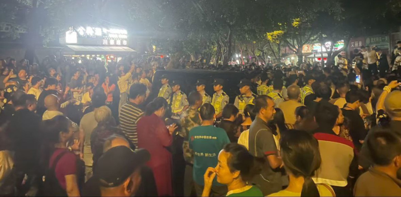摸一摸一万多 成都jeep老太婆 因路人摸了一下车 骂人打人还要求赔偿一万 说自己儿子是市长