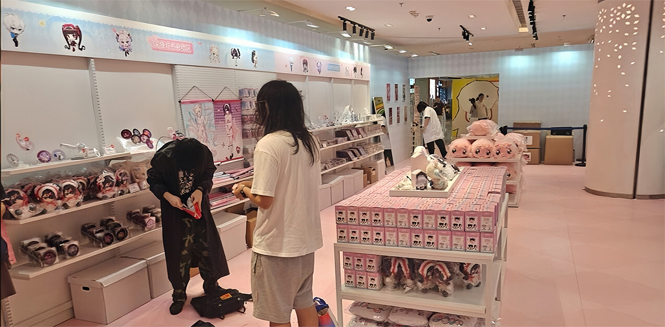 上海快闪店内突发行凶 地上血迹明显 警方现场逮捕 救护车随时待命
