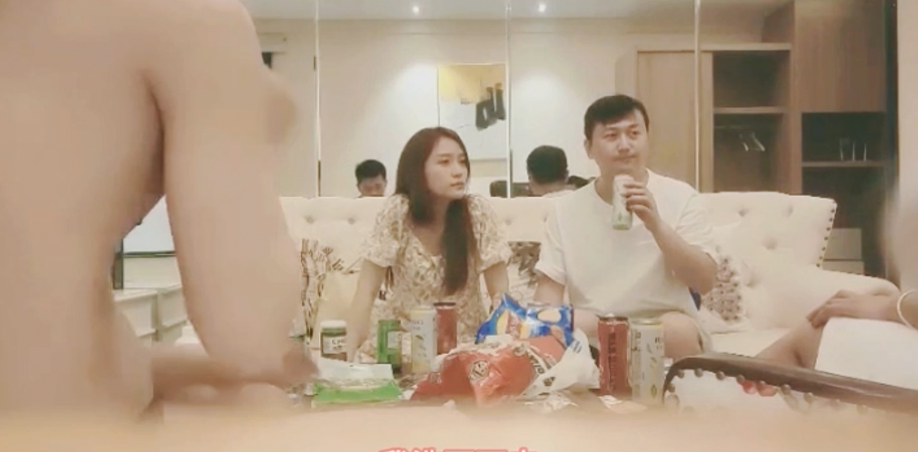 70分钟换妻聚会 圈子里的大哥想操我老婆很久了 让老婆狠狠服侍他 嫂子也被操的直抽搐