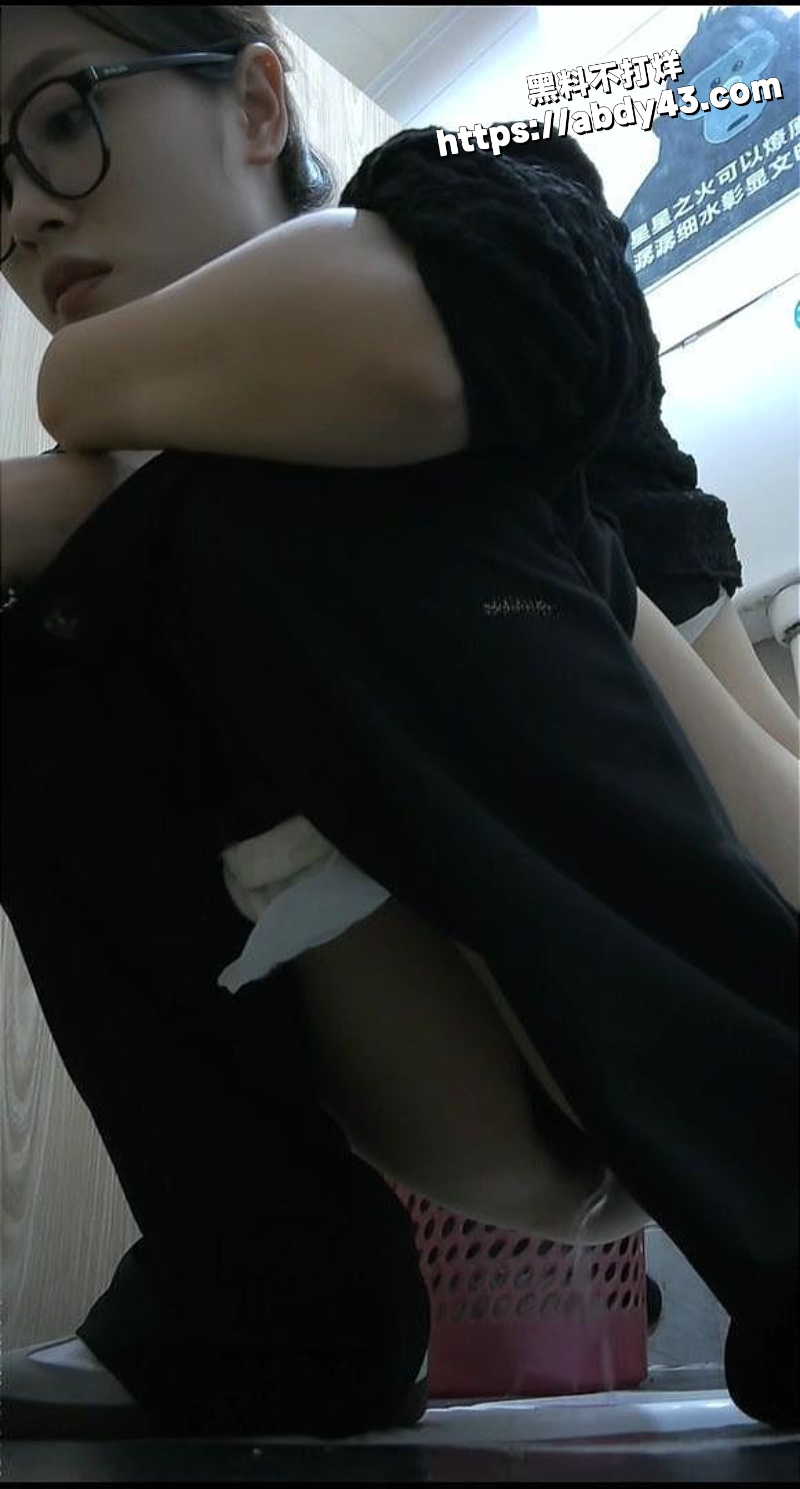 高颜值美女厕所偷拍8
