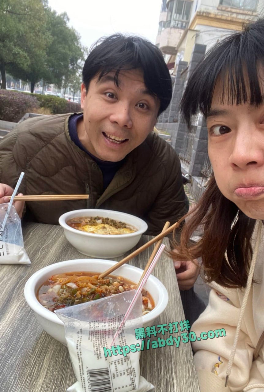 变态男子在公司强吻女同事 14