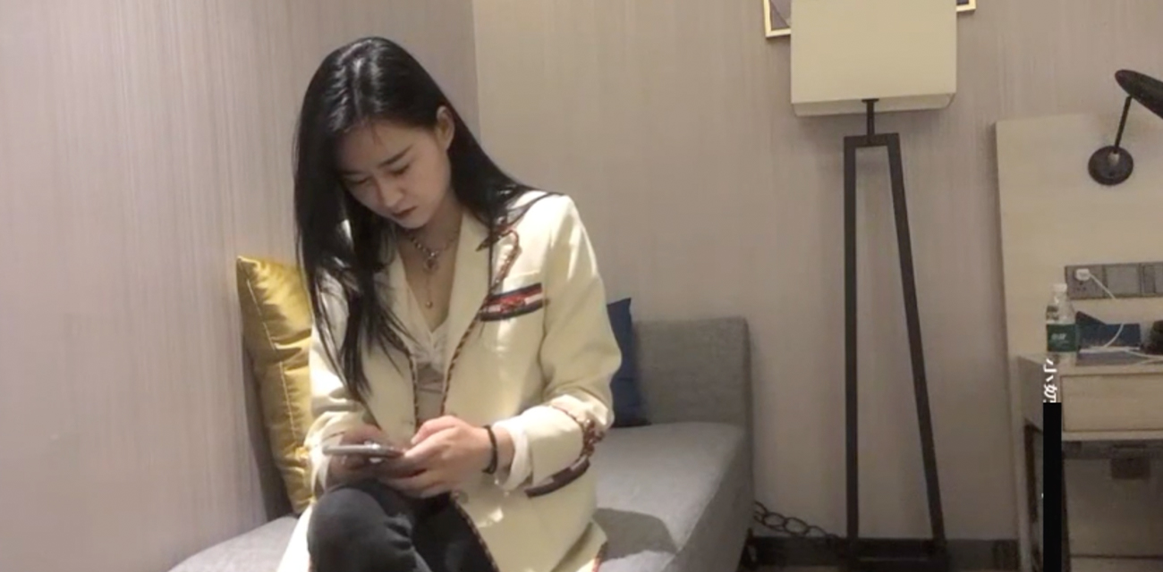 约到个为了补贴家用只好出来兼职的少妇 扣逼被扣到不耐烦了 催着快点要去做下一单了！