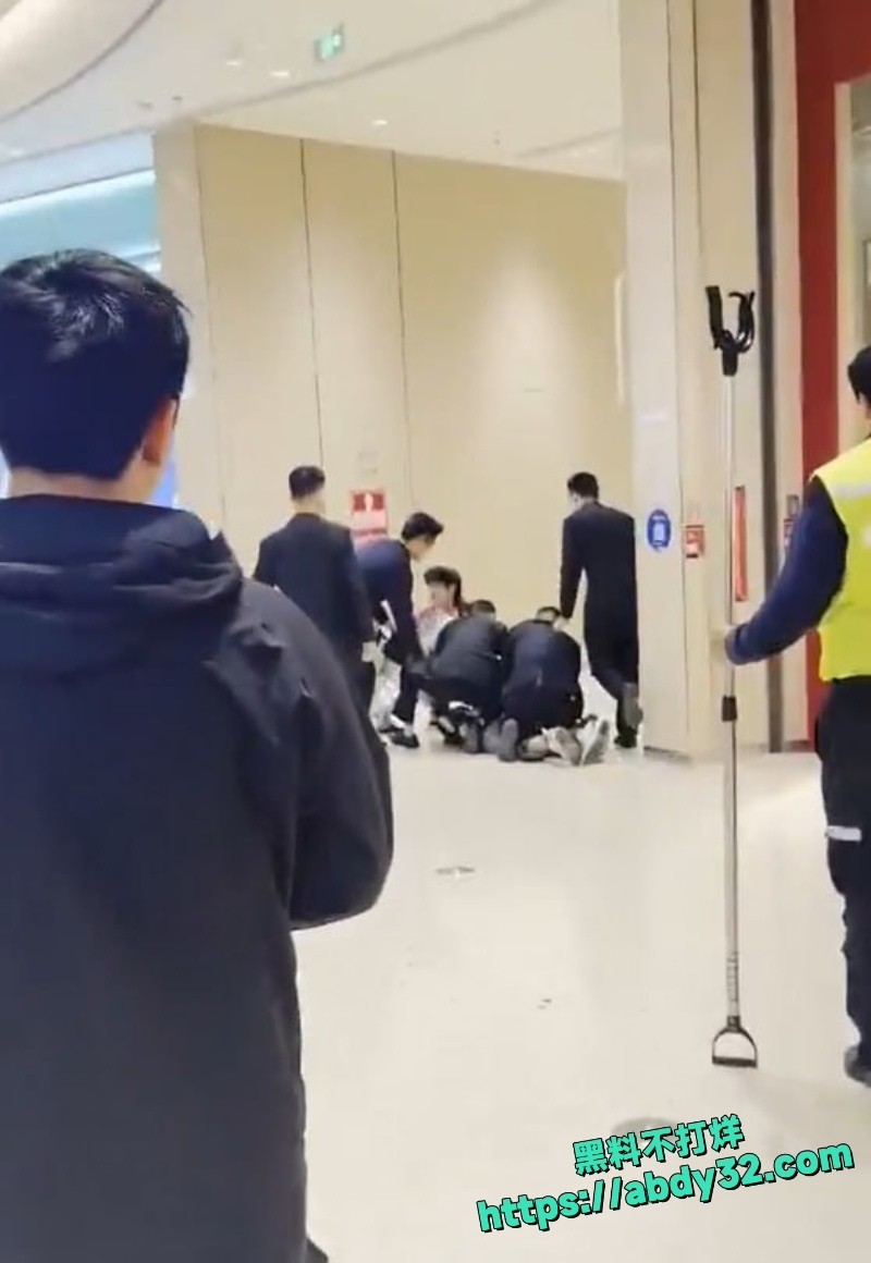 深圳万丰海岸城男子持刀捅人5