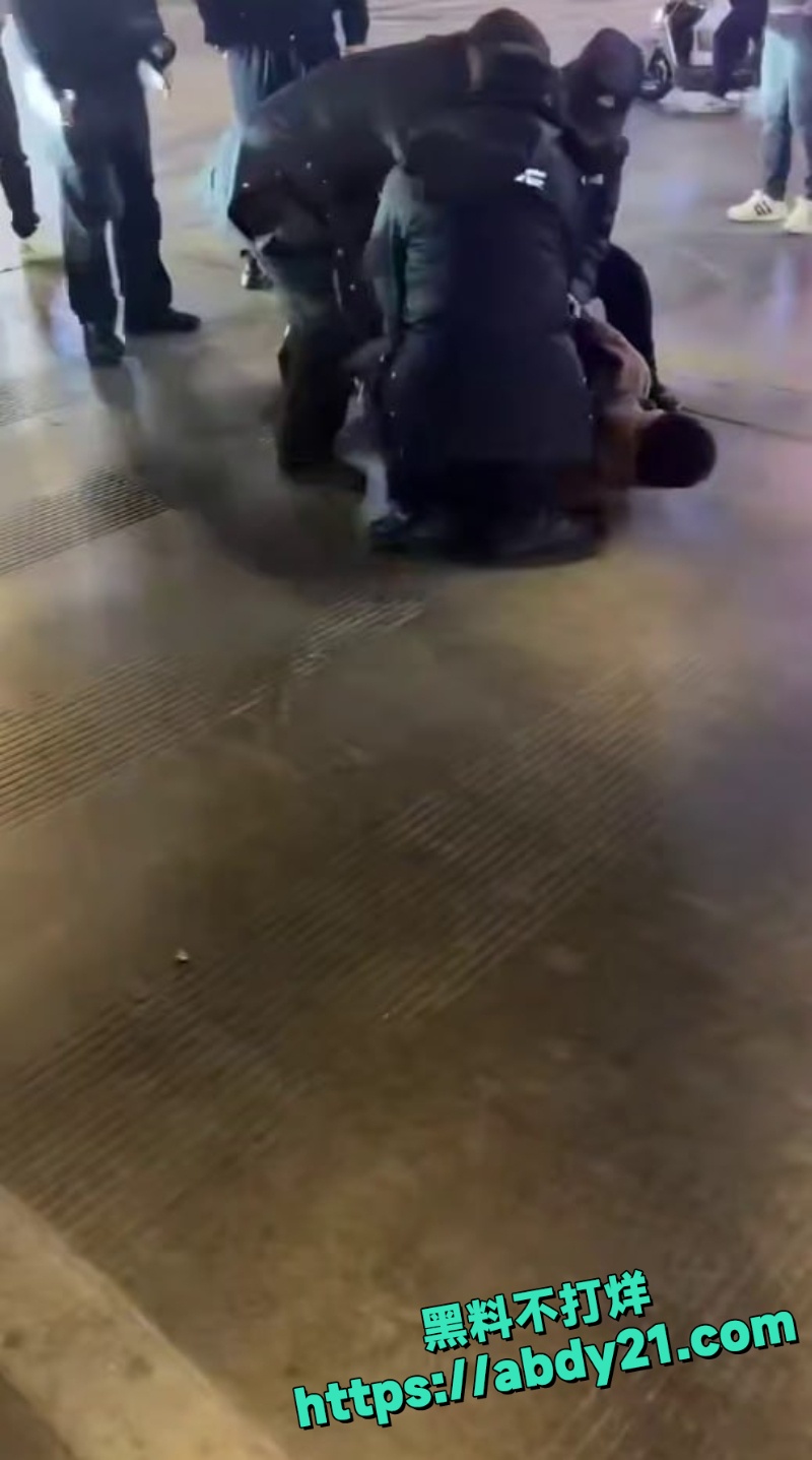 龟男大马路脱裤子日引擎盖 2