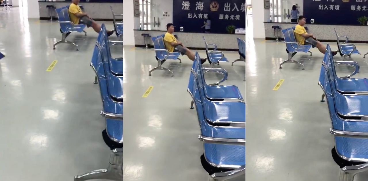 你的童年我的童年好像不一样 小孩哥二话不说直接在公安局里当众打起了飞机