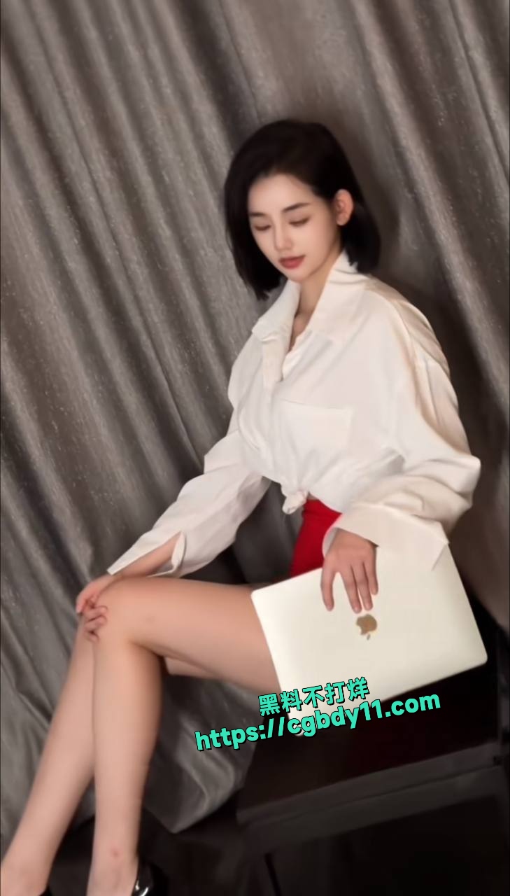 车模走光露点 虽然穿了内衣但是和不穿没有什么区别1.jpg