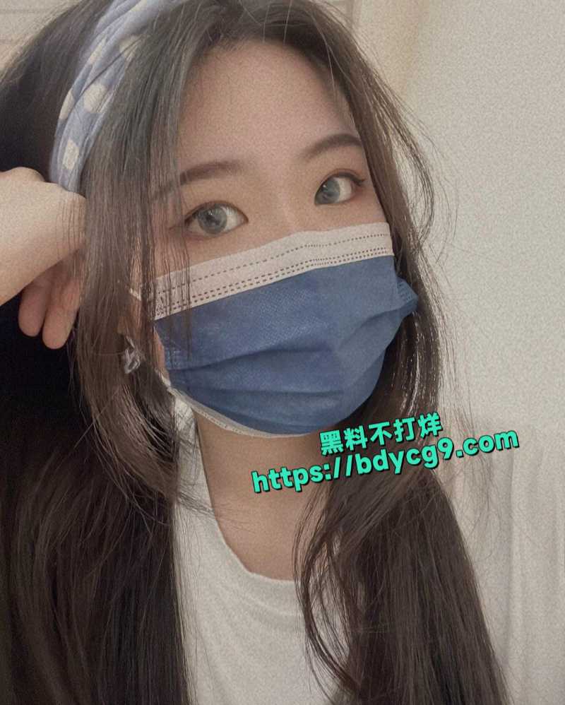 酒店里自拍的露脸IG网红