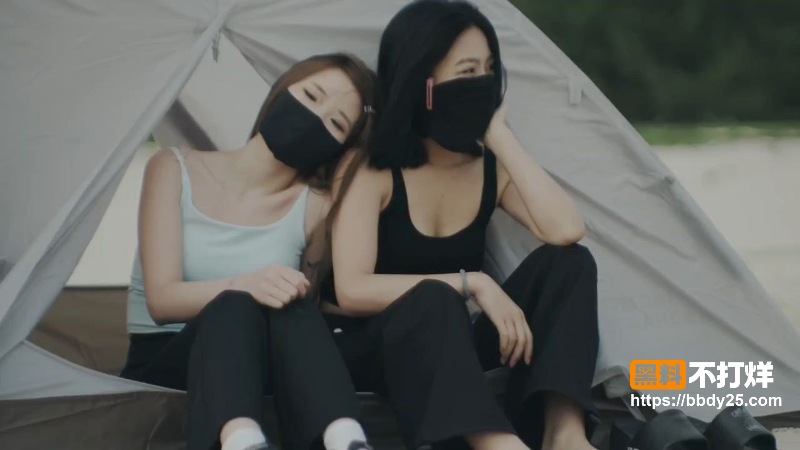 户外露出博主cikaimoon与liwaynix5