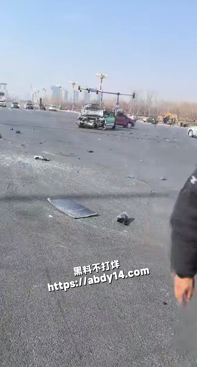 邯郸救护车闯红灯跟出租车相撞6
