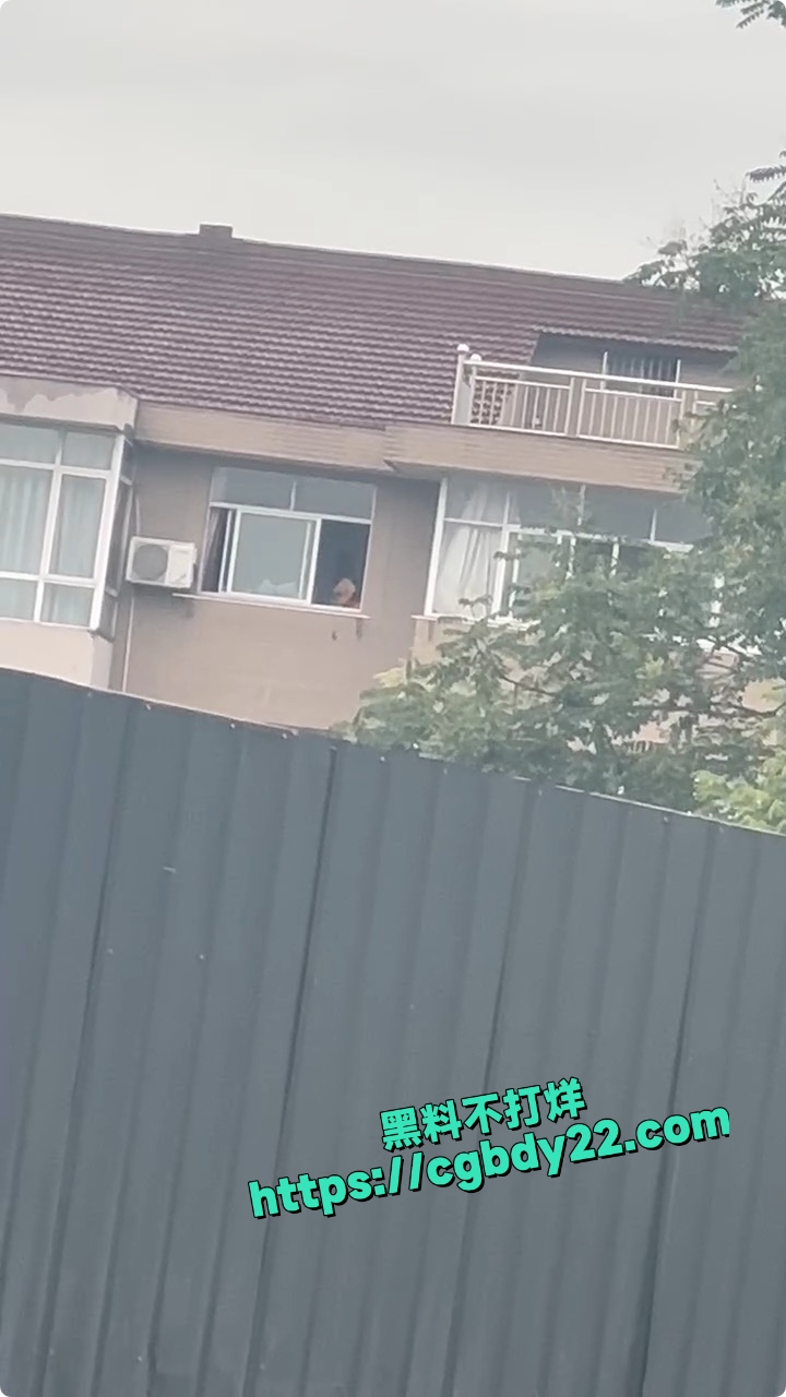 在家做爱不关窗户 女子疯狂骑乘摇摆遭路人偷拍网络疯传1